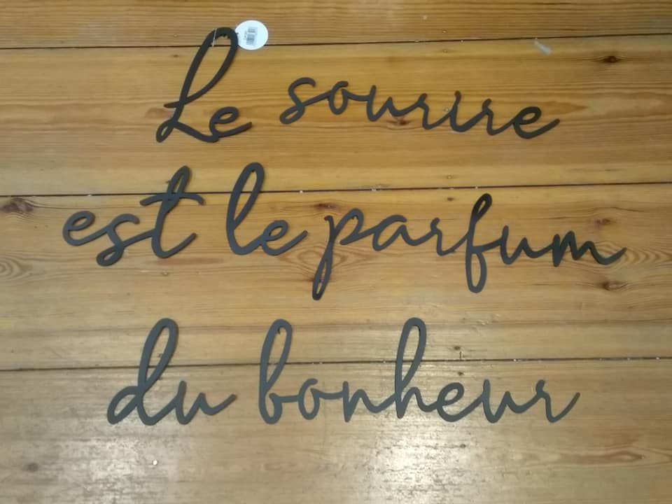 Phrase En Metal Le Sourire Est Le Parfum Du Bonheur Rigerfields